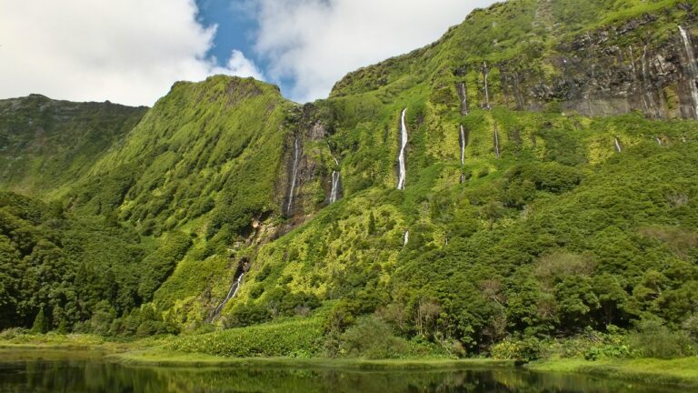 Paisagem verdejante na ilha das Flores, Açores